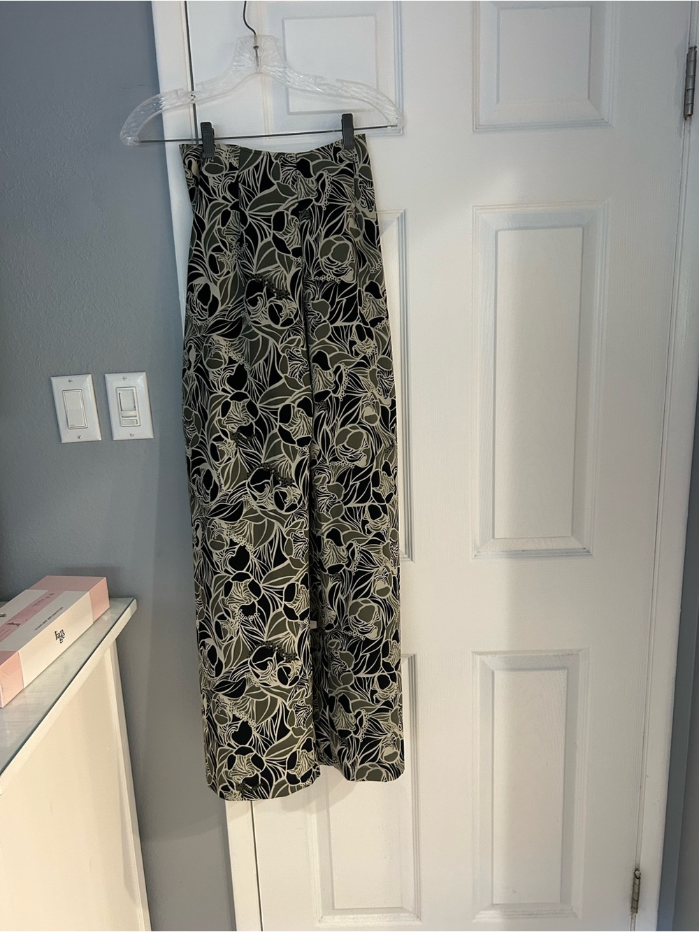 Manuhealii Floral Print Pants - Black & Olive